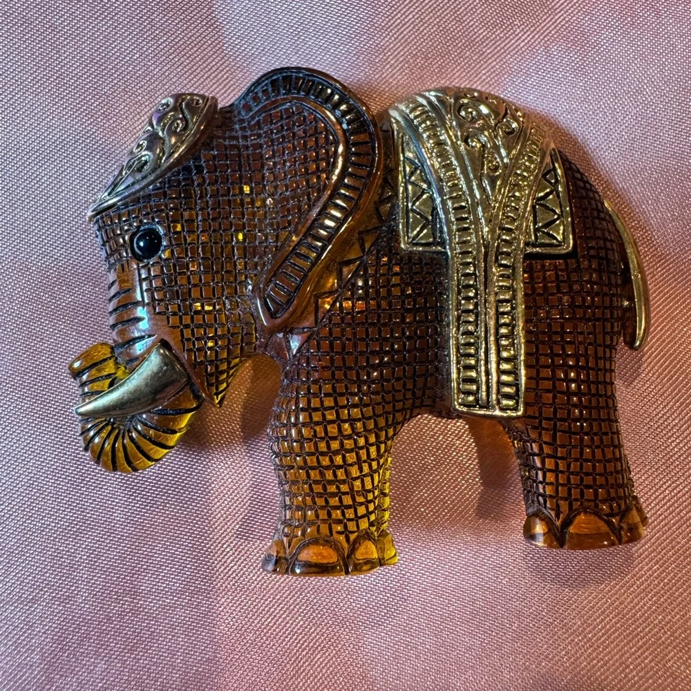 🐘 Vintage Elephant Brooch – Gold & Amber Tones